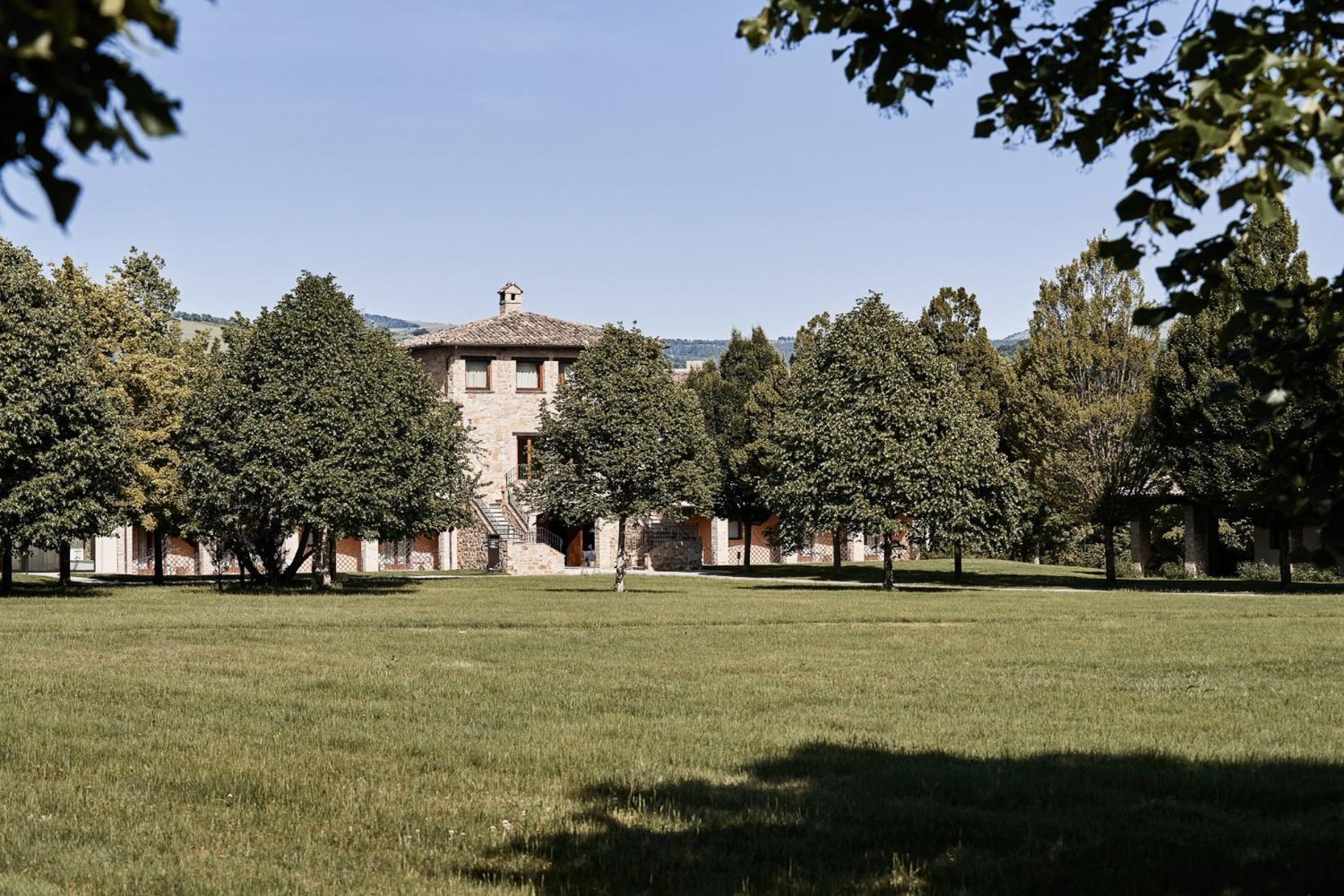 Borgo Lanciano Hotel Castelraimondo Exterior photo
